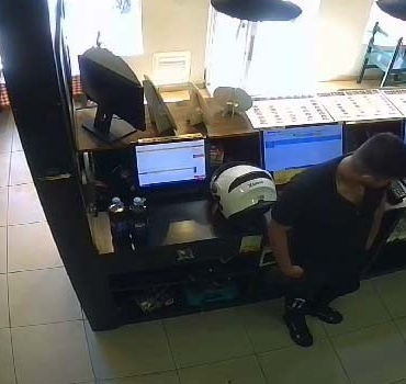 Silivri’de kaşla göz arasında bilgisayar hırsızlığı