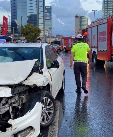Şişli’de otomobil İETT otobüsüne arkadan çarptı: 3 yaralı