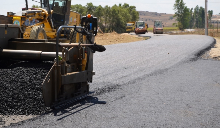 Söğüt’e bağlı köy yolları asfaltlama çalışmaları ile yenileniyor