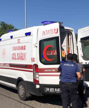 Sokak ortasındaki kavgada sopa ve içki şişesiyle birbirlerine girdiler