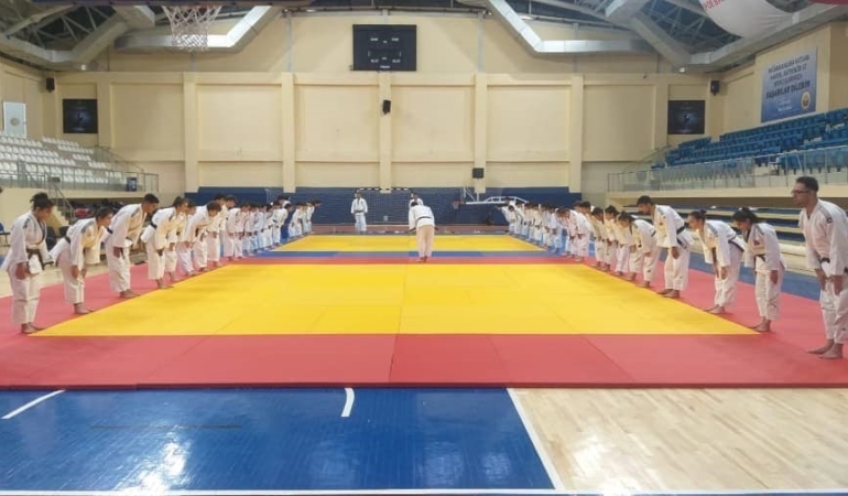 Sporcular ustalık derecelerini yükseltmek için eğitime başladı