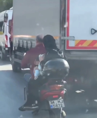Sultanbeyli’de bir motosiklette 4 kişi: O anlar kamerada