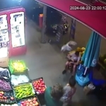 Sultangazi’de boğazında yemek kalan martı adeta yardım istedi