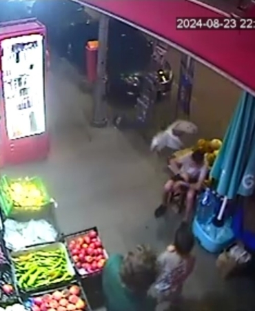 Sultangazi’de boğazında yemek kalan martı adeta yardım istedi