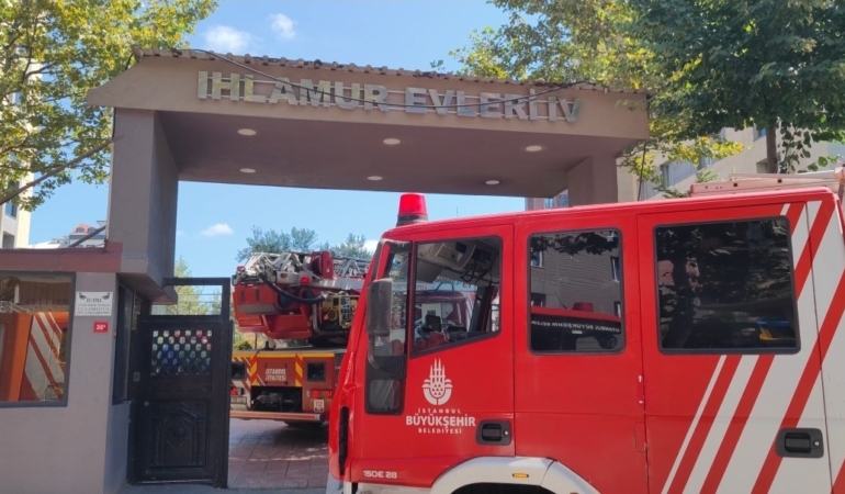 Sultangazi’de lüks sitede yangın çıktı: Alevlerin yükseldiği evde 1 kişi mahsur kaldı