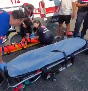 Sürat motoruyla hız faciayla bitti, metrelerce sürüklenen kızın kolu kopma noktasına geldi