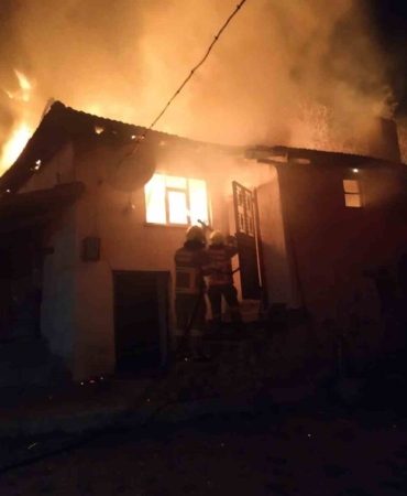 Susurluk’ta ev yangında kullanılamaz hale geldi