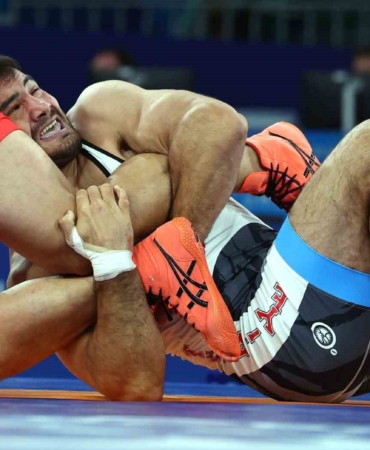 Taha Akgül, bronz madalyayla güreşi bıraktı