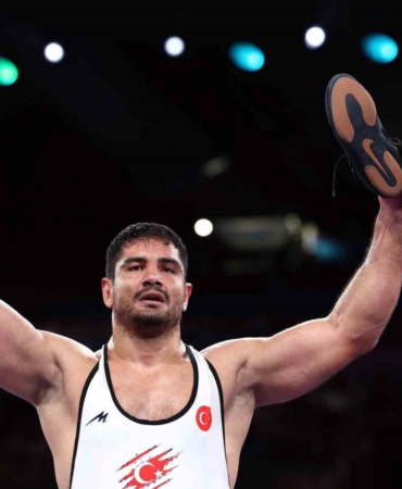 Taha Akgül: "Dünyanın en güzel bayrağını hak ettiği yere çıkarttım"