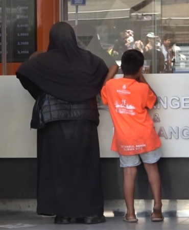 Taksim’de kadın dilenci, turistlerden aldığı parayı döviz bürosunda TL’ye çevirdi