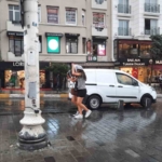 Taksim’de sağanak yağış etkili oldu