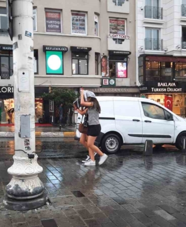 Taksim’de sağanak yağış etkili oldu