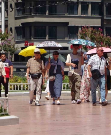 Taksim’de yerli ve yabancı turistlerin sıcak ile imtihanı