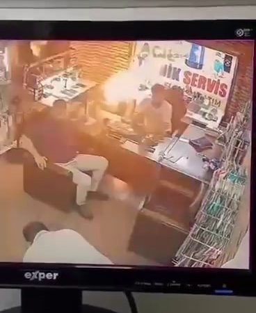Tamir için dükkana getirilen telefonun bataryası bomba gibi patladı