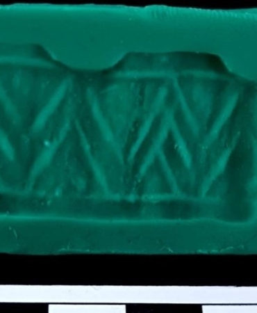 Tavşanlı’daki höyük kazısında ortaya çıkartılan 4 bin yıl öncesine ait silindir şeklinde mühür