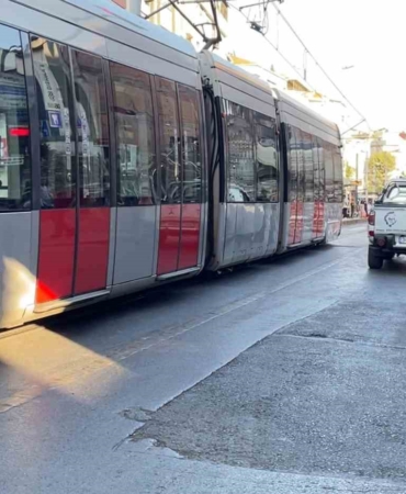 Tehlikeli bina yıkımına rağmen İBB’nin tramvay seferleri devam etti