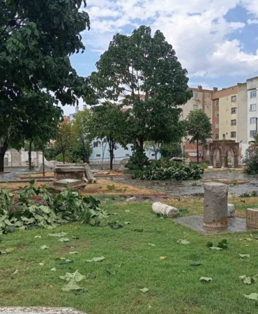 Tekirdağ’da fırtınada çatılar uçtu, ağaçlar devrildi