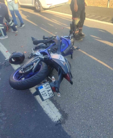 Tekirdağ’da motosiklet otomobile çarptı: 2 yaralı