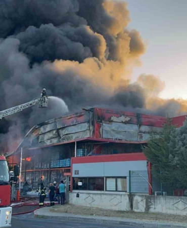 Tekirdağ’da plastik fabrikasındaki yangına birçok ilçeden ekipler sevk edildi