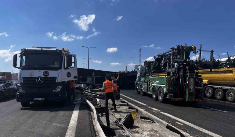 TEM Otoyolu’nda kontrolden çıkan tır karşı şeride devrildi: 2 yaralı