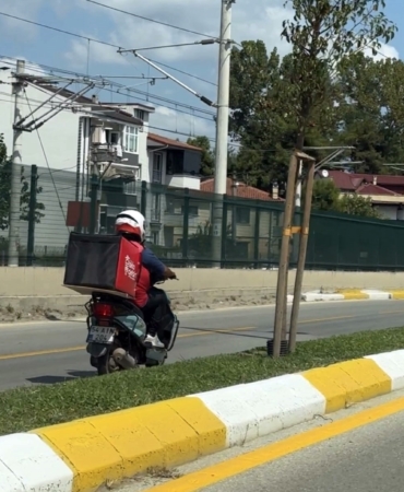 Ters yönde ilerleyen Tıkla Gelsin kuryesi tehlike saçtı
