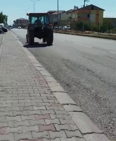 Ters yönden giden traktör tehlike saçtı