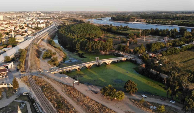 Tunca Nehri’nde kuraklık alarmı: Yolda çökmeler oluştu