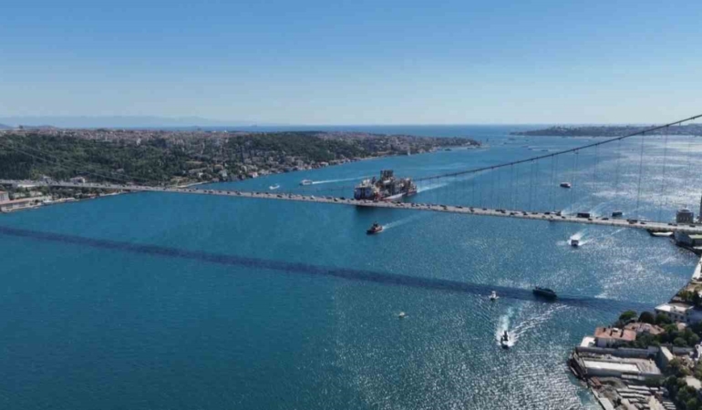 Türkiye’nin sondaj gemisi Abdülhamid Han İstanbul Boğazı’ndan geçti: O anlar havadan görüntülendi