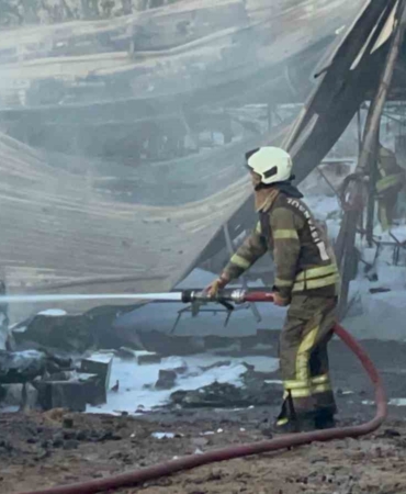 Tuzla’da iş yeri alev alev yandı