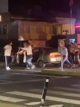 Tuzla’da valeler ve araç sürücüsü arasında tekmeli sopalı kavga kamerada