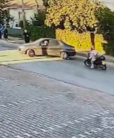 ’U’ dönüşü yapmak isteyen otomobile çarpmamak için manevra yaptı, yerde sürüklendi: O anlar kamerada