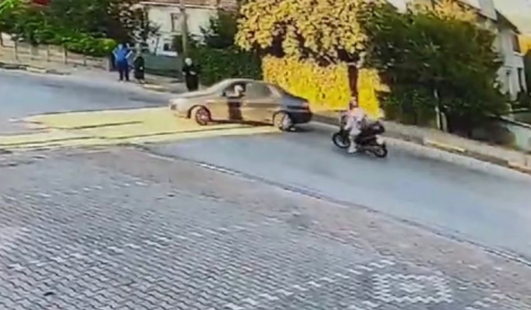 ’U’ dönüşü yapmak isteyen otomobile çarpmamak için manevra yaptı, yerde sürüklendi: O anlar kamerada