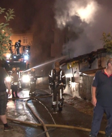 Ümraniye’de gecekondu alev alev yandı