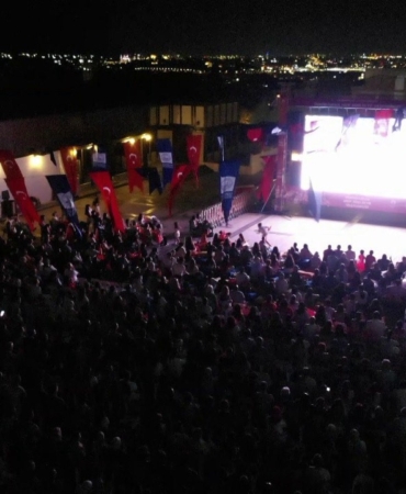 Üsküdar’da A Milli Voleybol yarı final maçının heyecanı dev ekranda yaşandı