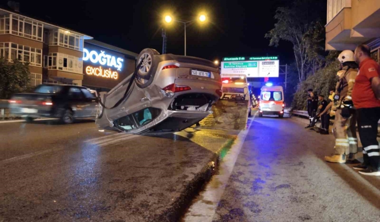 Üsküdar’da kontrolden çıkan otomobilin çarptığı araç takla attı