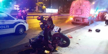 Üsküdar’da motosiklet İBB’nin yol temizleme aracına çarptı: 1 ağır 2 yaralı