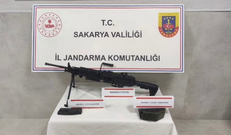 Uzun namlulu makineli tüfeği satmaya çalışırken yakalandı
