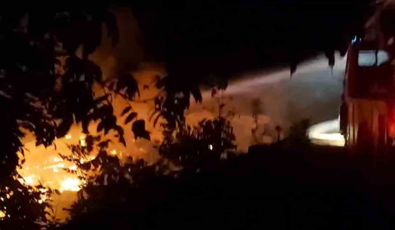 Yalova’da balkonda yapılan mangal çatı yangınına sebep oldu