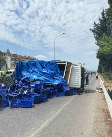 Yalova’da tırla çarpışan kamyonet devrildi: 2 yaralı