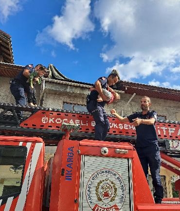 Yangında mahsur kaldılar, itfaiye kurtardı