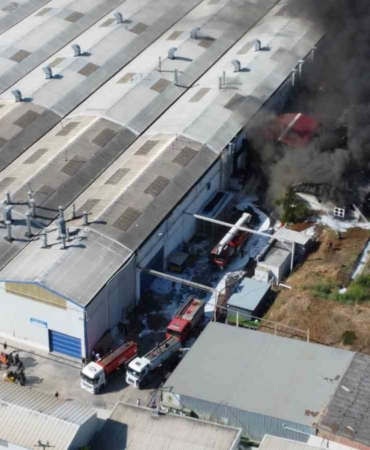 Yat fabrikasındaki yangına 70 personelin müdahalesi sürüyor