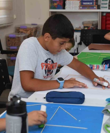 Yaz kurslarında çocuklar eğlenerek öğreniyor