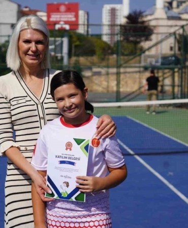 Yaz spor okullarının sona ermesiyle çocuklar sertifikalarını aldı