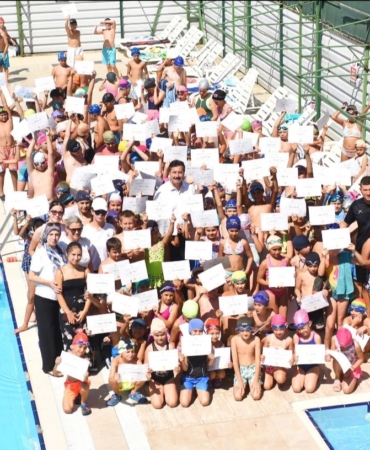 Yenişehir’de 380 çocuk yüzme öğrendi