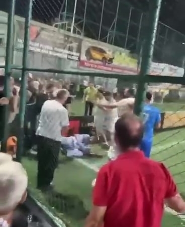 Yeşil saha boks ringine dönüştü, kavgayı ayırmak isteyen eski basın mensubu darp edildi