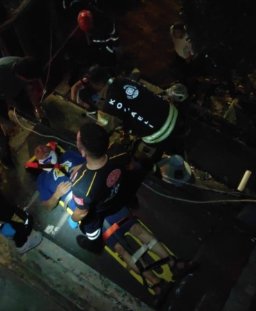 Yürüyen merdivenden kafenin çatısına düştü