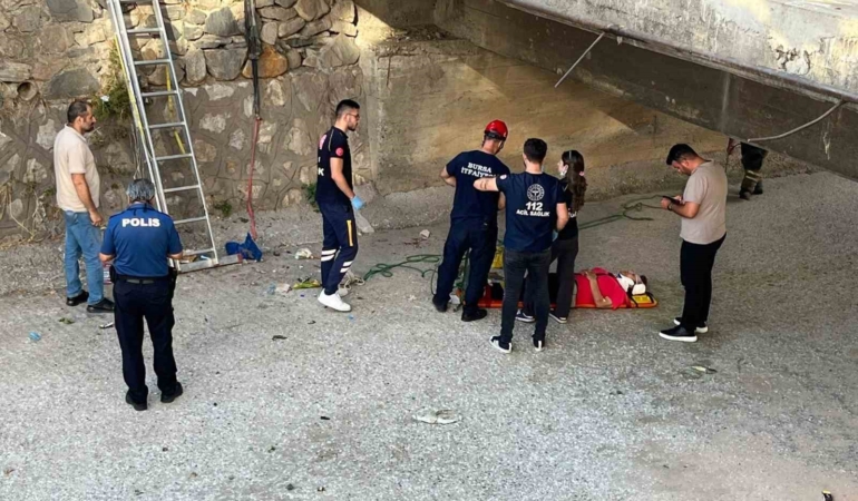 Yürüyüş yaparken dereye düşen kadın yaralandı