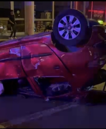 17 yaşındaki sürücü önce yayaya sonra cipe çarpıp takla attı: 4 yaralı