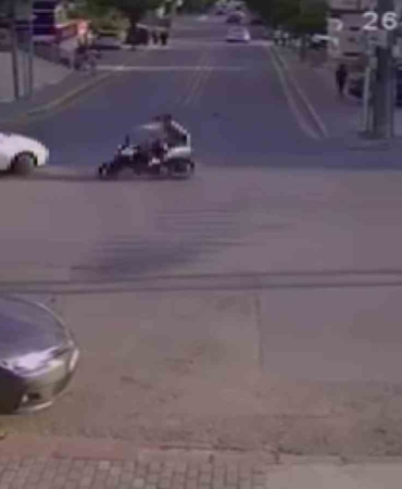 2 kişinin yaralandığı otomobil ile motosiklet kazası kameraya yansıdı