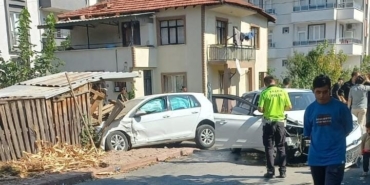 2 otomobil çarpıştı, 4 kişi yaralandı